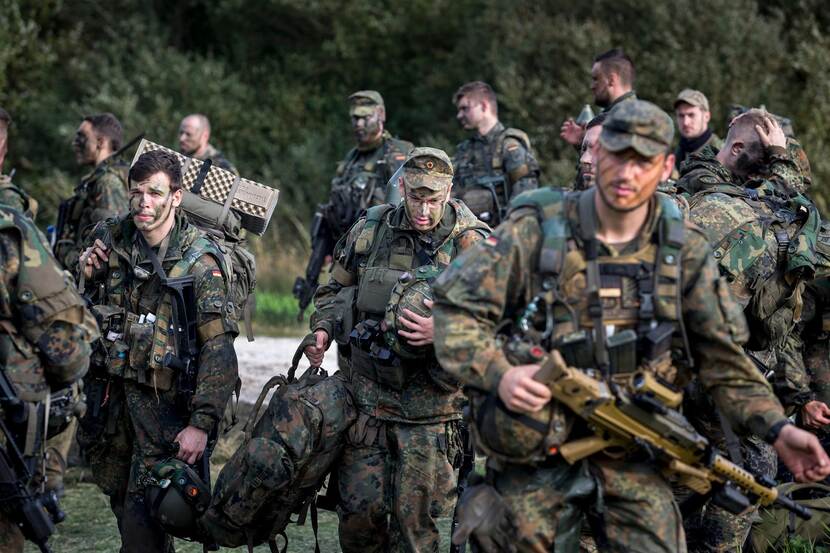 Archieffoto van Duitse militairen tijdens een Gezamenlijke oefening met hun Nederlandse collega's.