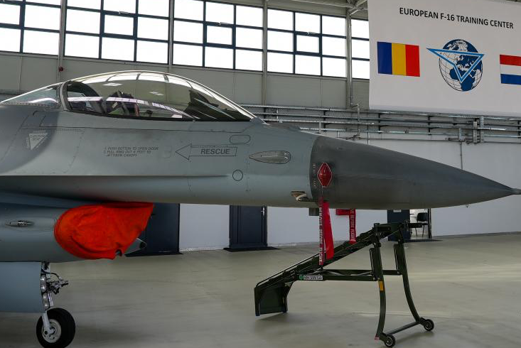 Een F-16 in het trainingscentrum.