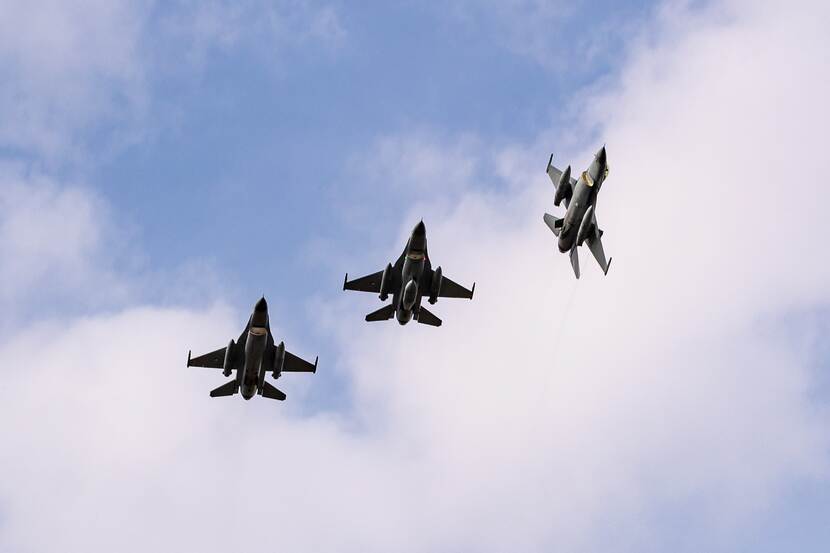 3 F-16's in de lucht.