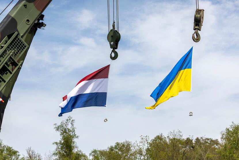 De Nederlandse en Oekraiense vlag.