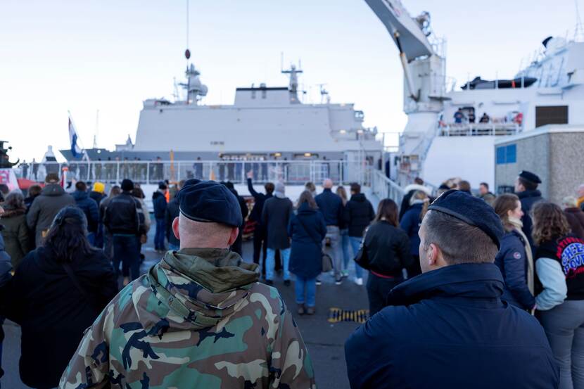 Een schip vertrekt.