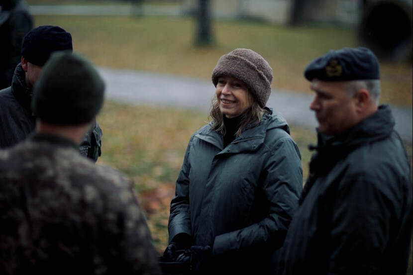 Kajsa Ollongren in gesprek met militairen.