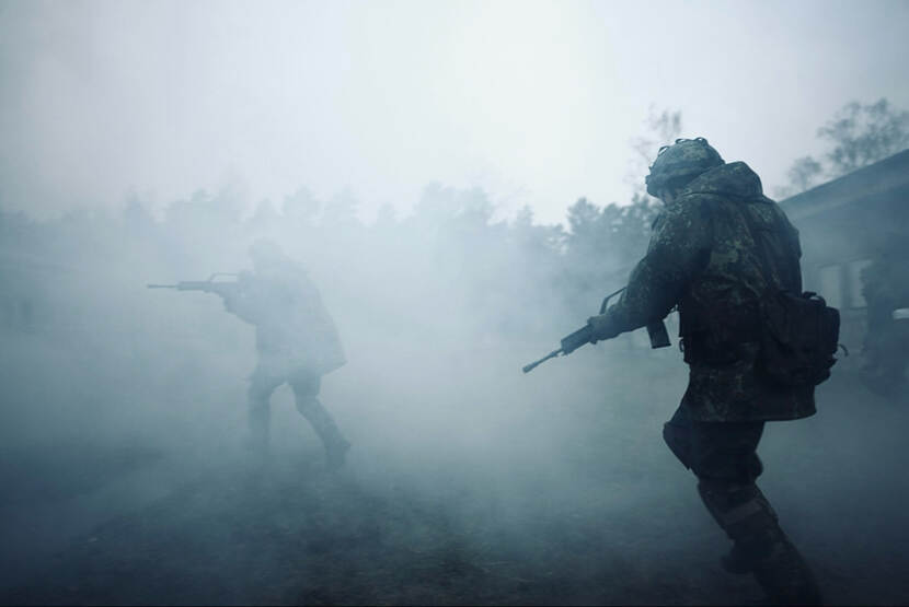 2 gewapende militairen in mistig gebied.