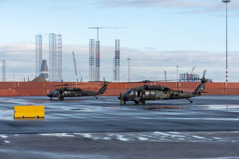 2 Black Hawk-helikopters op een platform.