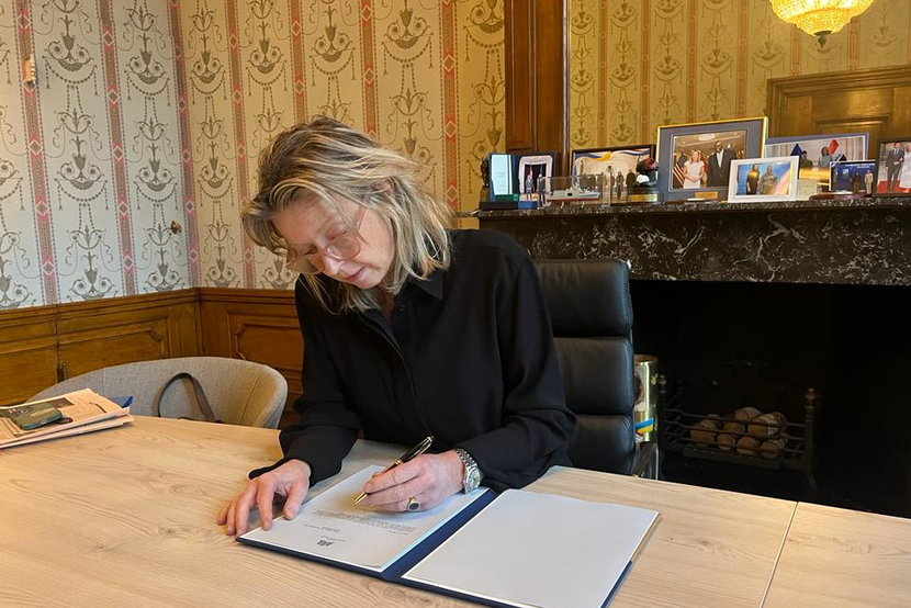 Minister van Defensie Kajsa Ollongren aan haar bureau.