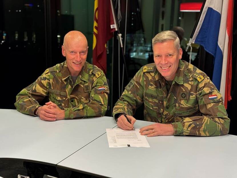 Commandant Defensie Ondersteuningscommando luitenant-generaal Jan-Willem Maas tekent het partnership.