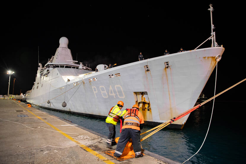 Zr.Ms. Holland ligt afgemeerd in de haven van Cyprus.