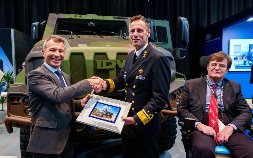 De CEO van Iveco Claudio Catalano draagt de Manticore symbolisch over aan de commandant van het Commando Materieel en IT viceadmiraal Jan Willem Hartman.