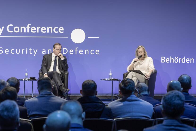 Minister Ollongren en haar Duitse collega op een podium.