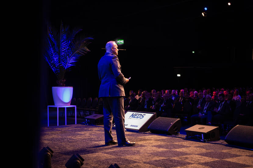 Generaal Eichelsheim speecht voor een volle zaal.