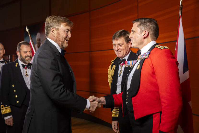 De koning begroet waarnemend commandant van de Britse Royal Marines generaal Jaimie Roylance.