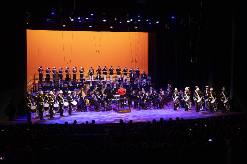 Militair muzikaal optreden in het Rotterdamse Luxor Theater.