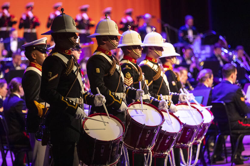 De Tamboers & Pijpers met leden van het Corps of Drums of His Majesty’s Royal Marines.