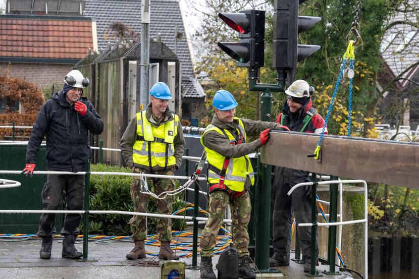 Militairen en medewerkers van waterschappen inspecteren de regionale waterkeringen.