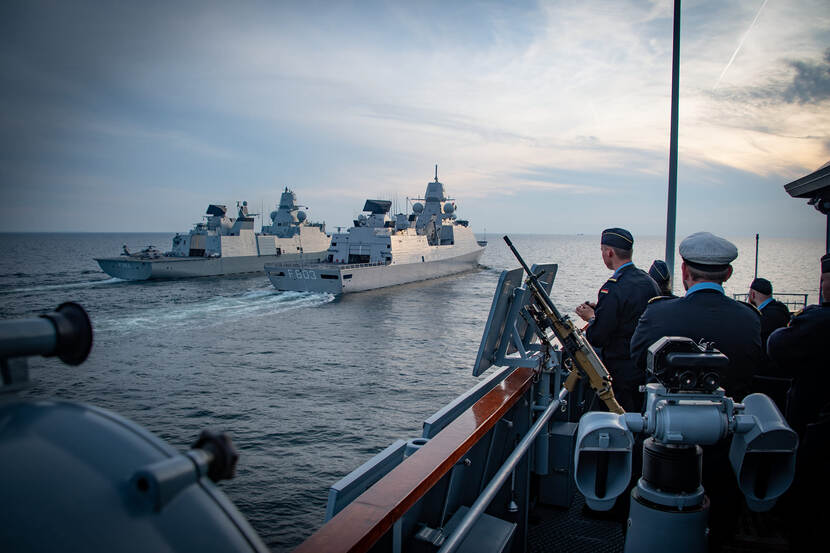 Zr.Ms. Tromp gezien vanaf het Duitse fregat FGS Hessen.