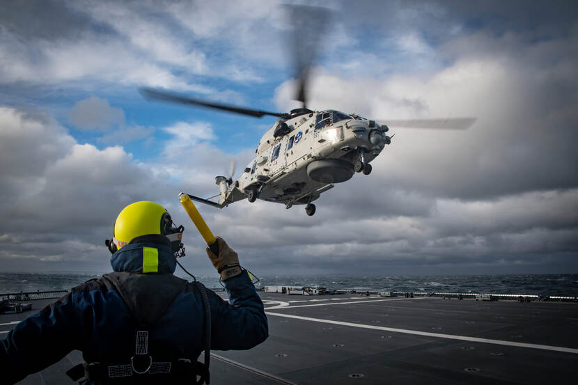NH90-maritieme gevechtshelikopter landt op Zr.Ms. Tromp.