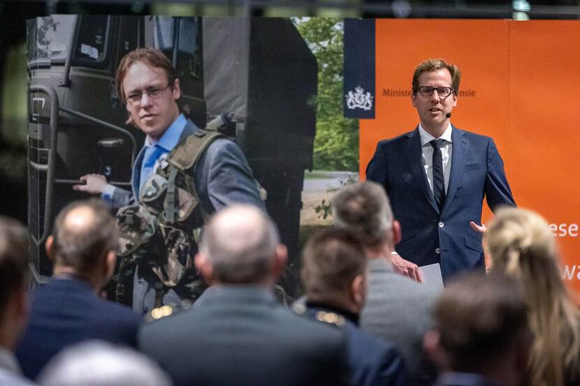 Staatssecretaris Van der Maat spreekt militairen toe.