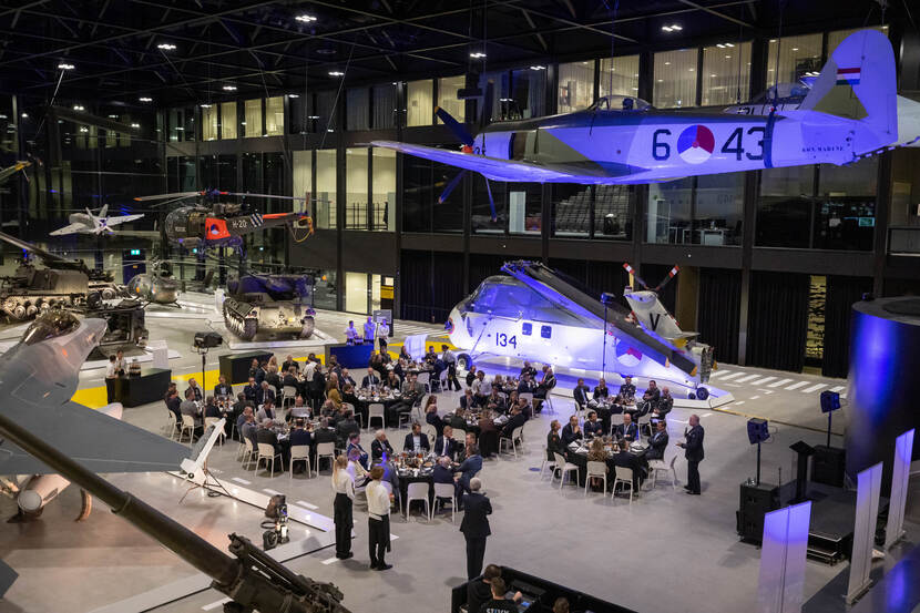 Tafels met genodigden in het Nationaal Militair Museum in Soest.