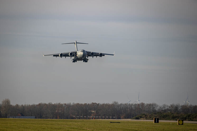 Een C-17 met aan boord 2 Apaches Echo.