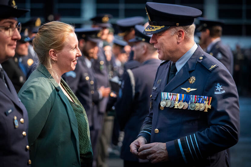 Commandant der Strijdkrachten Eichelsheim in gesprek met een vrouw.