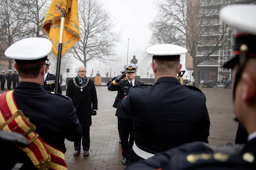 Burgemeester Aboutaleb en mariniers.