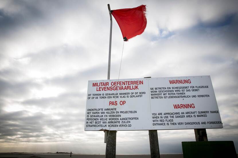 Waarschuwingsbord op de militaire oefenlocatie Vliehors range op Vlieland.