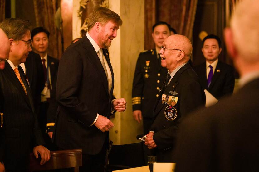 Koning Willem-Alexander in gesprek met een veteraan.