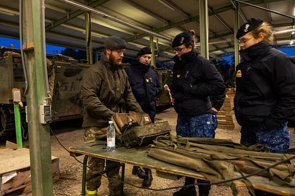 Militairen EfP met matereel op een tafel in Rukla.