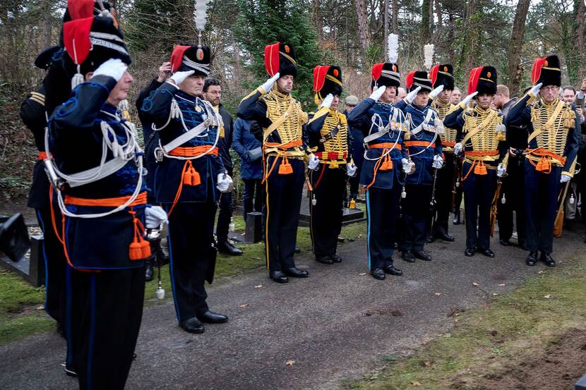 Eerbetoon bij het graf van Jan Hoynck van Papendrecht.