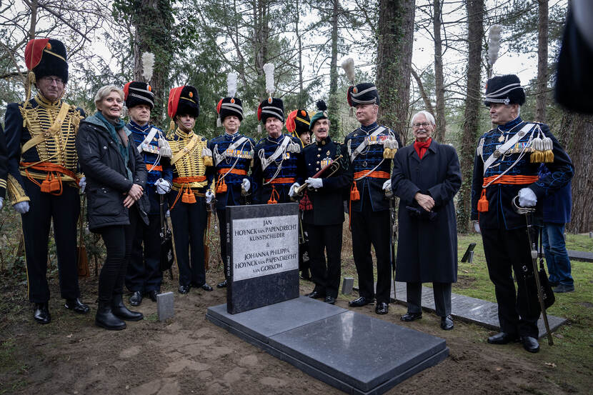 Eerbetoon bij het graf van Jan Hoynck van Papendrecht.