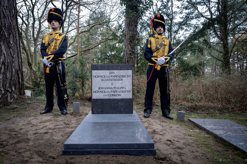 Laatste rustplaats van Jan Hoynck van Papendrecht. 2 militairen in ceremonieel tenue staan aan weerszijden van het graf.