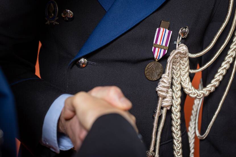 Detailfoto van een medaille op een uniform.
