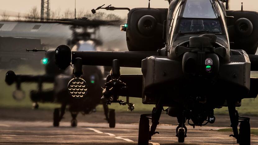 2 Apaches achter elkaar op een landingsbaan.