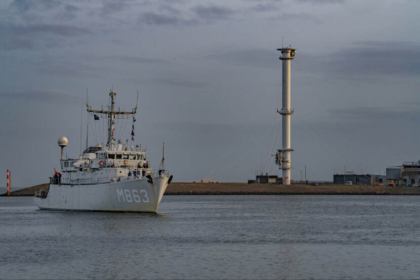 Zr.Ms. Vlaardingen nadert de haven van Den Helder.