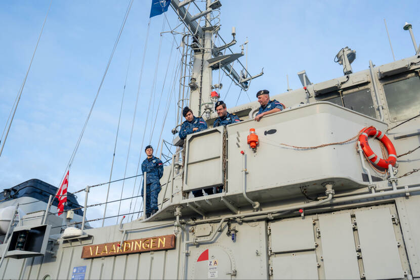 Zr.Ms. Vlaardingen met enkele bemanningsleden in de haven van Den Helder.