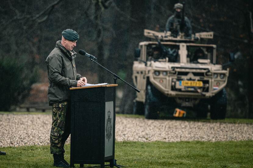 Commandant Landstrijdkrachten luitenant-generaal Martin Wijnen achter een katheder.