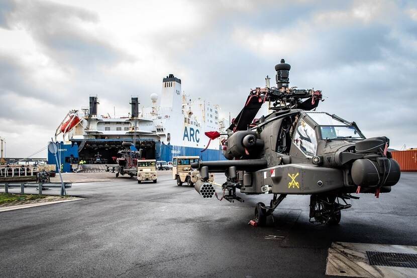 Amerikaanse helikopters worden vanuit een vrachtschip aan land gebracht.