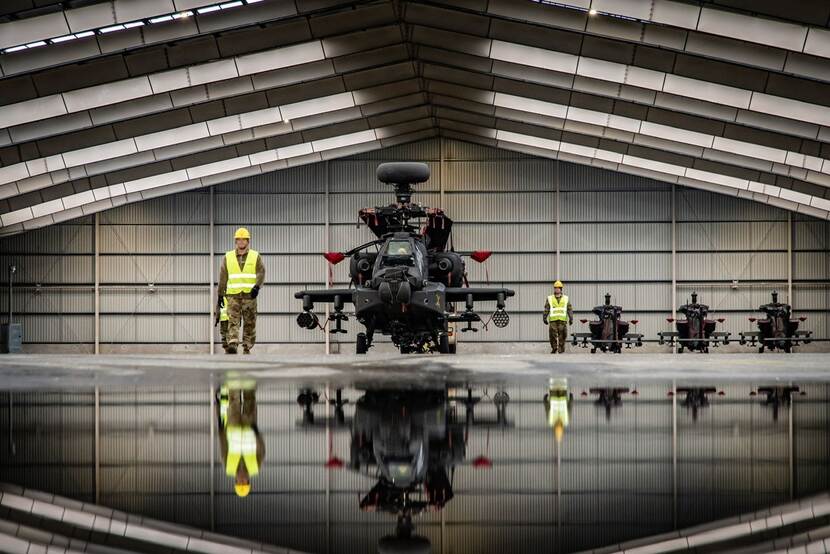 Amerikaanse helikopters op het opslagterrein in Vlissingen.