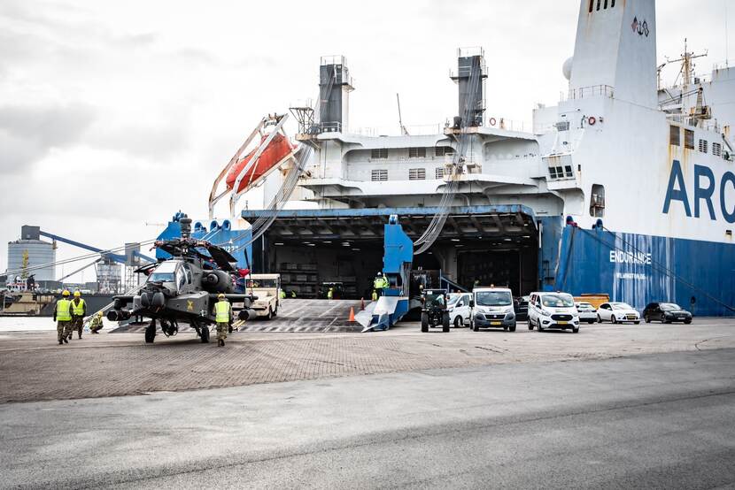 Het schip wordt beladen met materieel.