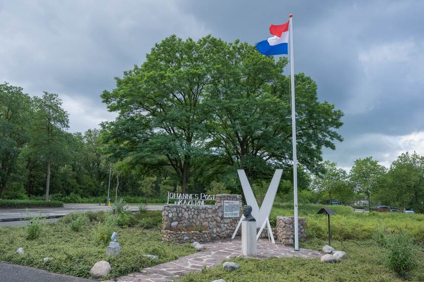 Gedenkmonument ter ere van de verzetsstrijder Johannes Post bij de kazerne.