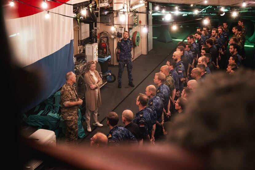 De minister en commandant der strijdkrachten op een podium.