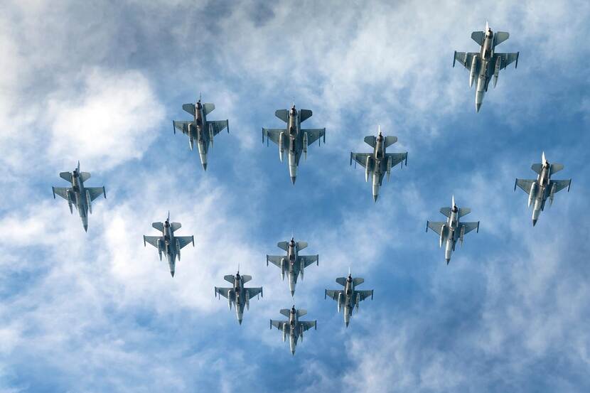 12 F-16's in de lucht.