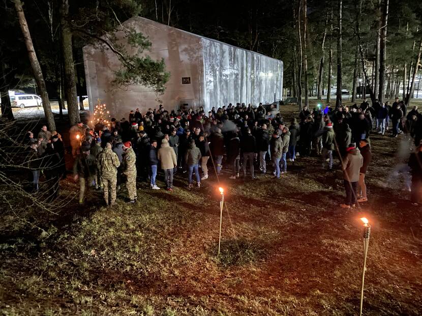 De militairen in Litouwen komen buiten bij elkaar om kerst te vieren.
