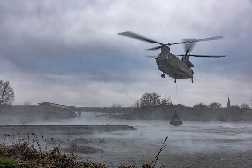 Chinook legt net met stenen in het water.