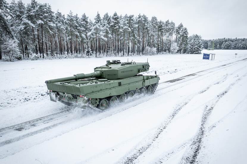 Een Leopard 2 A4 tank in de sneeuw.