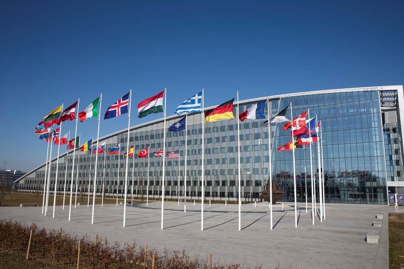 Vlaggen van alle NAVO-landen wapperen voor het NAVO-hoofdkwartier in Brussel.
