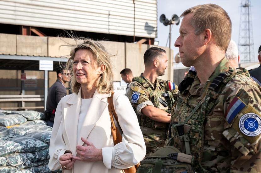 Minister Ollongren bij de force protection in Irak.