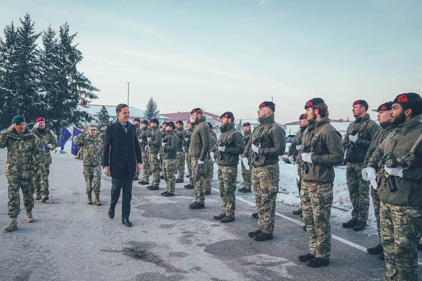 Een ontvangstceremonie voor premier Rutte op kamp Butmir in Sarajevo.