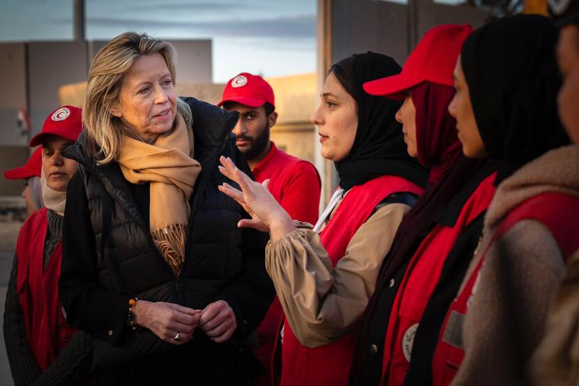 Minister Ollongren in gesprek met medewerkers van de Rode Halve Maan.