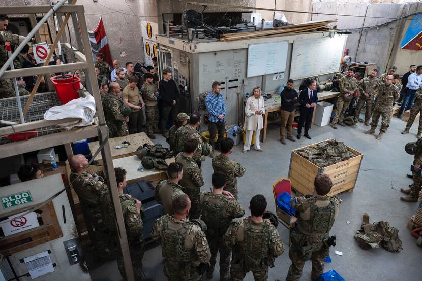 Minister Kajsa Ollongren spreekt met Nederlandse militairen in Irak.